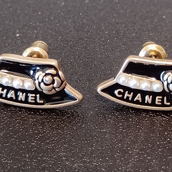 Chanel Vintage Goldtone Gold Earrings Black Enamel & Glass Pearls - Picture 2 of 15
